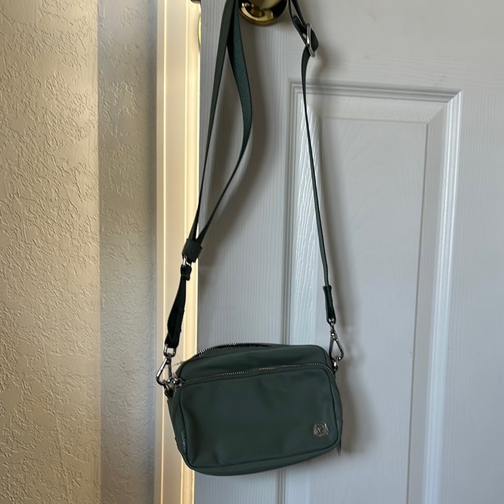 Lululemon Everywhere Crossbody Bag in a beautiful green color!